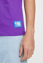 NBA - LA Lakers core badge print tee - purple