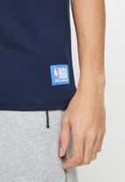 NBA - NBA core badge print tee - navy