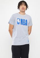 NBA - NBA core badge print tee - grey