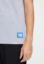 NBA - NBA core badge print tee - grey