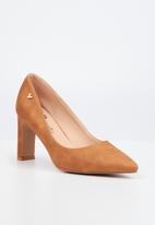 Butterfly Feet - Lena 1 barely there court block heel - camel