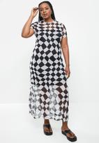 Me&B - Plus maxi mesh dress - black & white illusion check