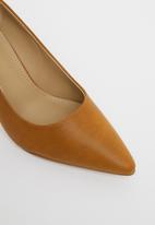 Madison® - Betsie stiletto court heel - tan