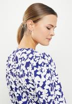 Glamorous - Blue block floral v-neck printed blouse - blue