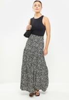 Glamorous - Tiered splodge pirnt  maxi skirt - black