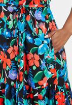 AMANDA LAIRD CHERRY - Plus cubhu dress -  black, red, blue & green floral