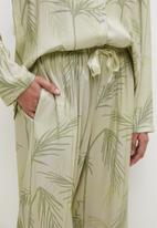 Superbalist - Sleep shirt and pants set - tonal palm