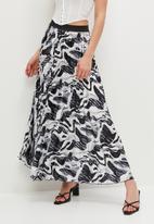 VELVET - Satin pleated maxi skirt - abstract print