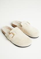 khloe flat mule
