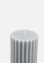 H&S - Ribbed pillar candle - charcoal