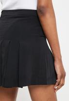Superdry. - Code essential tennis skirt - black