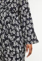 Superbalist - Maternity woven belted night gown - black based leaves