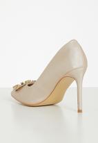 Plum - Carla barely there court heel - champagne