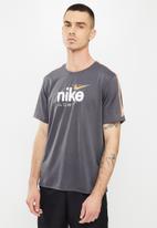 Nike - Jersey  Dri-FIT Miler run  dye tee - iron grey & peach cream
