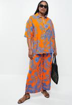 Me&B - Plus boxy regular length shirt - orange blue floral