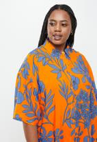 Me&B - Plus boxy regular length shirt - orange blue floral