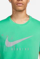 Nike - M df tee run div dfc short sleeves - light menta