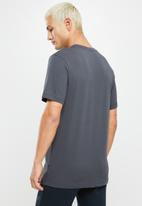 Nike - M nike sports wear tee fantasy graphic - anthracite