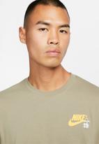 Nike - M nsw tee so 3 lbr - matte olive