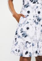 AMANDA LAIRD CHERRY - Epping dress -  white/black tie dye