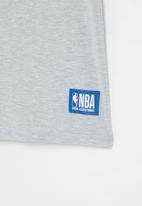 NBA - Nba core badge print tee - grey