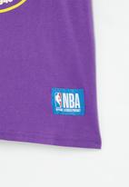 NBA - La lakers core badge print tee - purple