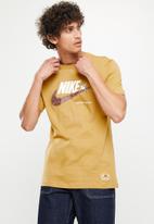 Nike - NSW coffee beans si t-shirt- elemental gold