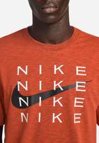 Nike - M Nike df tee slub hbr - picante red & black