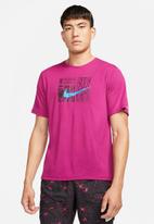 Nike - M Nike df miler short sleeve top dye - dynamic berry & laser blue