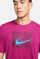 Nike - M Nike df miler short sleeve top dye - dynamic berry & laser blue