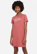 Nike - G nsw futura tshirt dress - canyon rust & white