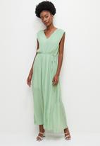 edit - Pleated wide shoulder fit & flare maxi - neo mint