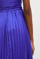 MILLA - Co-ord satin pleated skirt - cobalt