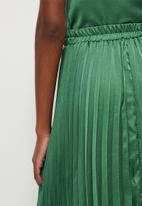MILLA - Co-ord satin pleated skirt - green