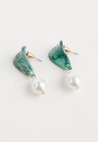 Superbalist - Julia faux pearl earrings - green & cream