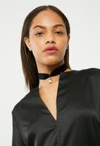 Missguided - Pearl drop pendant choker necklace