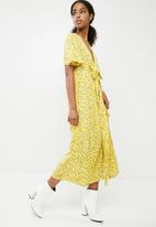 Vero Moda - Molly floral wrap dress - yellow