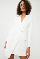 Missguided - Asym crepe blazer dress - white 