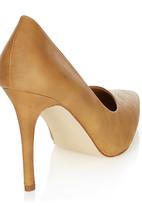 tan court shoes