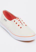 white canvas takkies