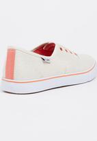 white canvas takkies
