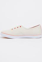 white canvas takkies