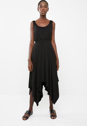 Sleeveless dress with dipped hem - black