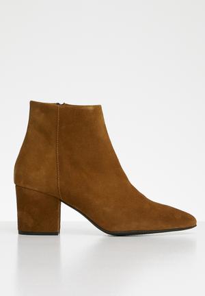 Astrid suede boot - tan