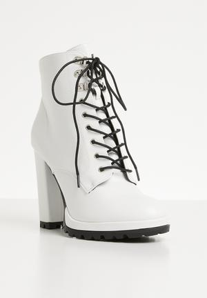 Sidney lace up boot - white