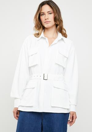 Belted shirt jacket - white