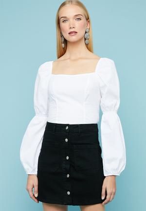 Square neck feminine top - white