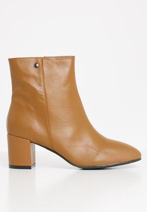 doc martens cassidy skull