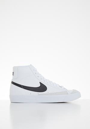 nike flat sneakers