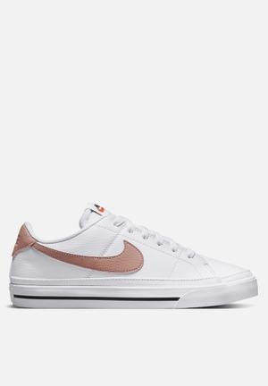 nike flat sneakers for ladies